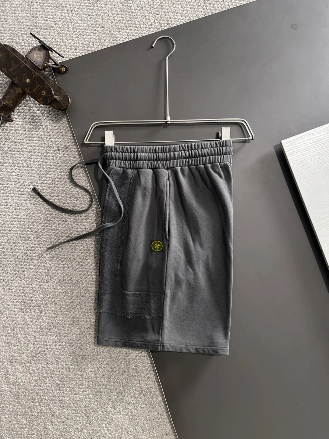 🅿️330 shipped next day, high-end goods, Stone Island 2025 spring and summer new elastic band casual heavy-duty washed loose shorts, made by imported machines from Italy, 1:1COPY with eyes closed. The hem of the trousers is hemmed with two needles, the stitching is fine and firm, and the custom-made fabrics are highly breathable and comfortable, with impeccable details. The brand element design concept reflects high quality. It feels delicate and soft! It presents a casual cut and the upper body shape is great! Size: S-XXL
